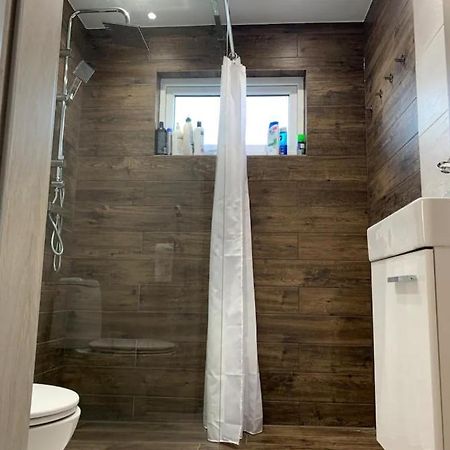 R&J Guesthouse Ro0M Grindavik Bagian luar foto