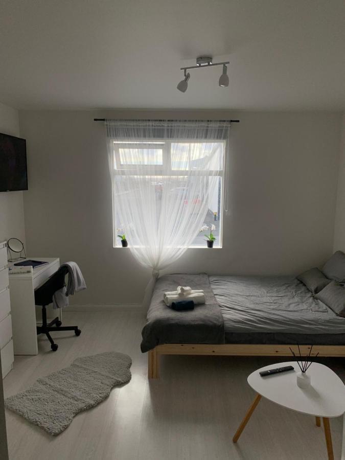 R&J Guesthouse Ro0M Grindavik Bagian luar foto