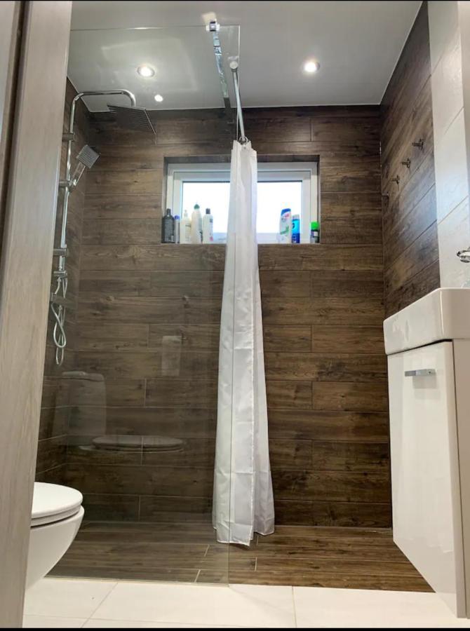 R&J Guesthouse Ro0M Grindavik Bagian luar foto